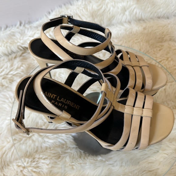 Saint Laurent Paris Bianca
Beige Patent Leather Sandals - Picture 2 of 12